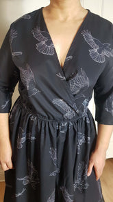 WRAP-FRONT MIDI DRESS (Noir Flying Ravens print)